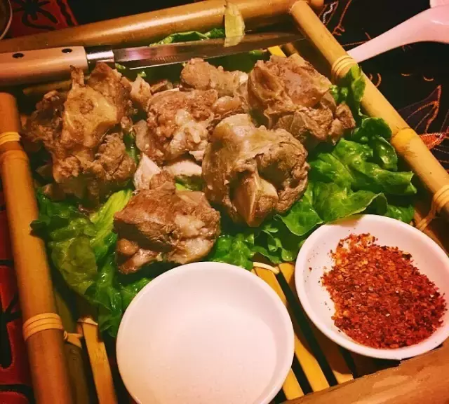 在上海，这些饕餮美味一定要下手撕、拿、抓！这样吃肉才最嗲！