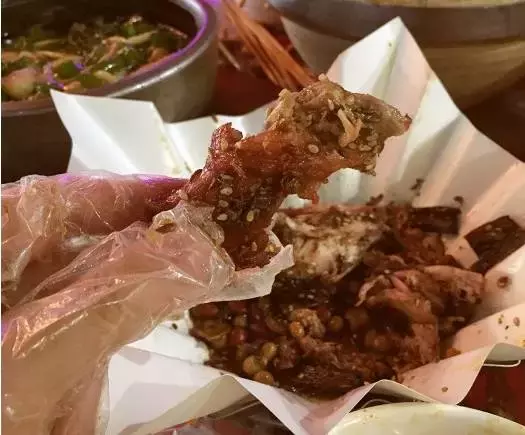 在上海，这些饕餮美味一定要下手撕、拿、抓！这样吃肉才最嗲！