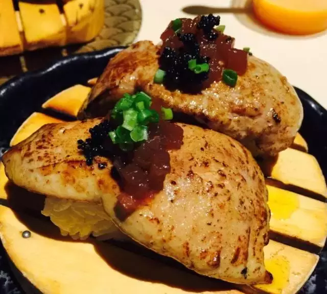 在上海，这些饕餮美味一定要下手撕、拿、抓！这样吃肉才最嗲！