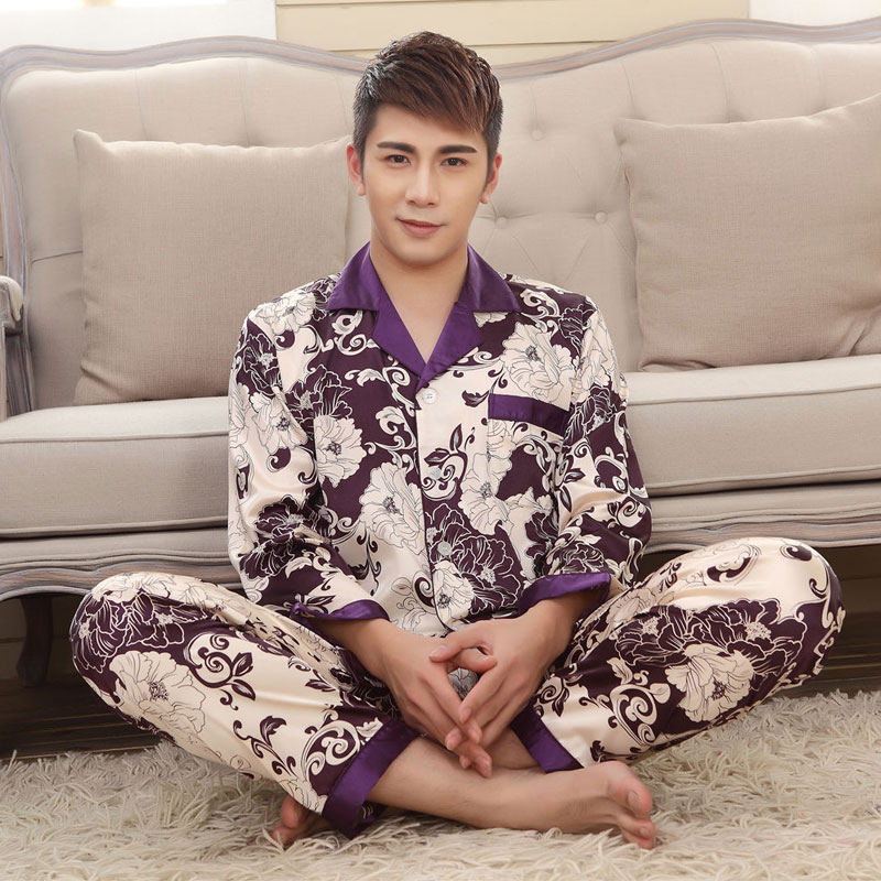 真絲睡衣的絲滑質(zhì)感，男士專屬的尊貴