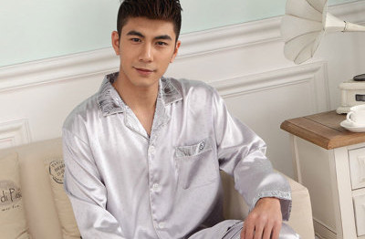 真絲睡衣的絲滑質(zhì)感，男士專屬的尊貴