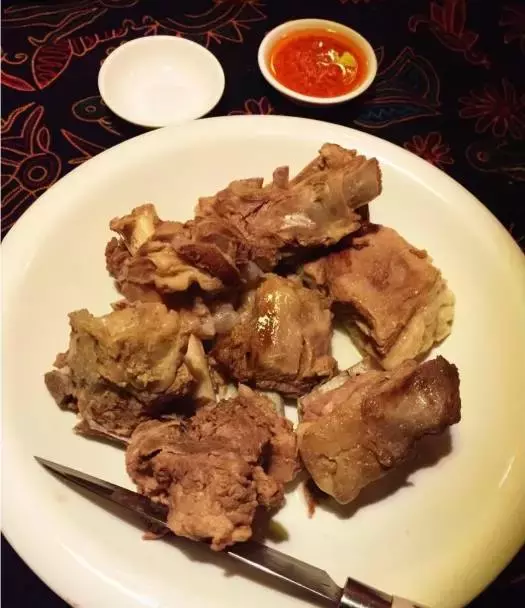 在上海，这些饕餮美味一定要下手撕、拿、抓！这样吃肉才最嗲！