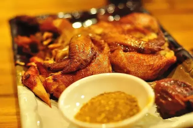 在上海，这些饕餮美味一定要下手撕、拿、抓！这样吃肉才最嗲！