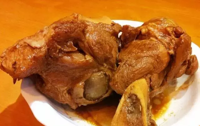 在上海，这些饕餮美味一定要下手撕、拿、抓！这样吃肉才最嗲！