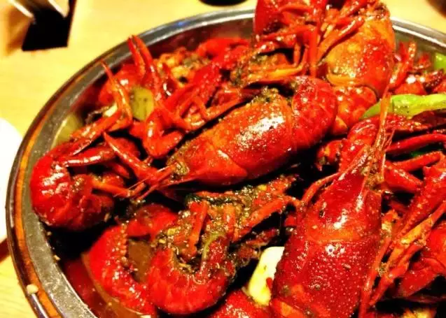 在上海，这些饕餮美味一定要下手撕、拿、抓！这样吃肉才最嗲！