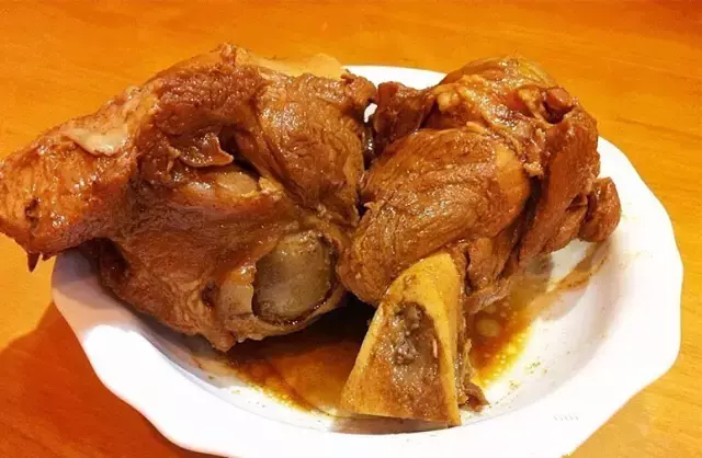 在上海，这些饕餮美味一定要下手撕、拿、抓！这样吃肉才最嗲！