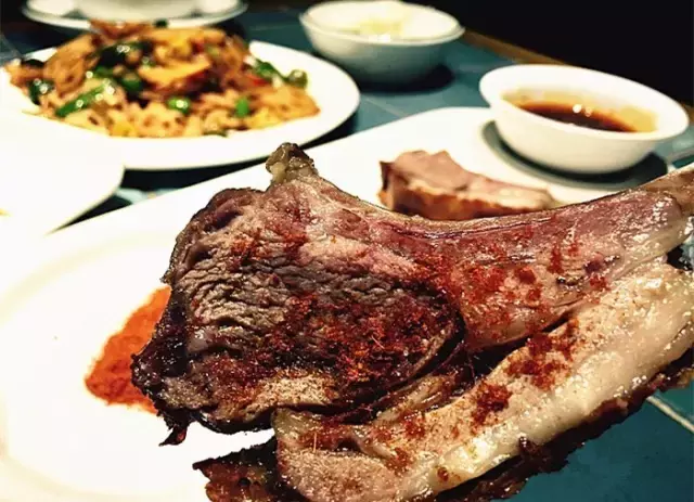 在上海，这些饕餮美味一定要下手撕、拿、抓！这样吃肉才最嗲！