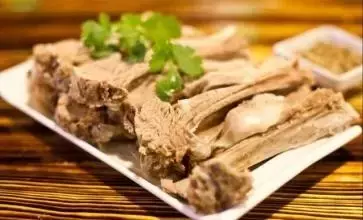 在上海，这些饕餮美味一定要下手撕、拿、抓！这样吃肉才最嗲！