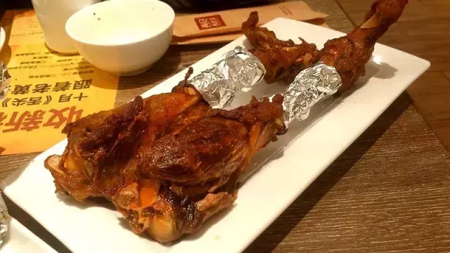 在上海，这些饕餮美味一定要下手撕、拿、抓！这样吃肉才最嗲！