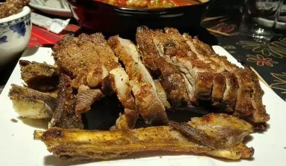 在上海，这些饕餮美味一定要下手撕、拿、抓！这样吃肉才最嗲！