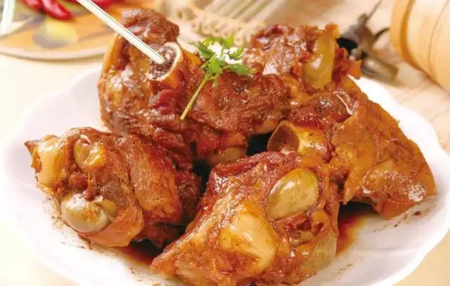 在上海，这些饕餮美味一定要下手撕、拿、抓！这样吃肉才最嗲！