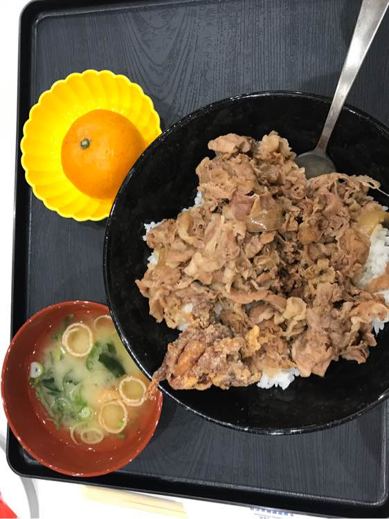 化妆师跟剧组到日本拍戏的伙食，晒给你们看