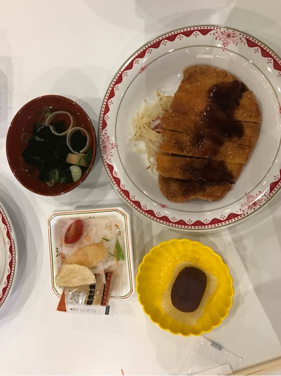 化妆师跟剧组到日本拍戏的伙食，晒给你们看