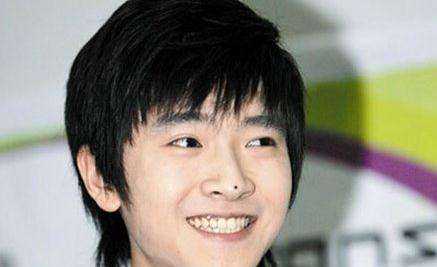 男人长在鼻子上的痣鼻子在面相12宫中称为"财帛宫",鼻头越丰隆,收入越