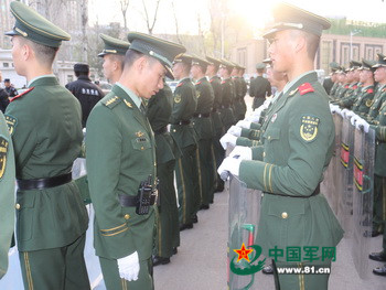 为什么中国足球比赛都是武警(中超联赛数万名球迷看球 武警官兵现场维护秩序)