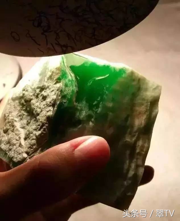 极品帝王绿翡翠原石，一个挂件卖4649万，边角料超2000万
