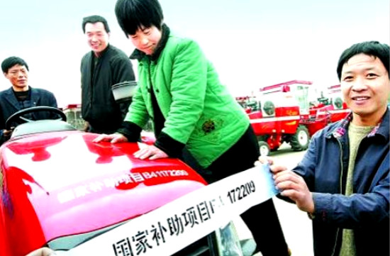 農(nóng)民買農(nóng)機(jī)，國(guó)家掏錢給補(bǔ)貼，大型農(nóng)機(jī)最高能拿60萬元的補(bǔ)貼款