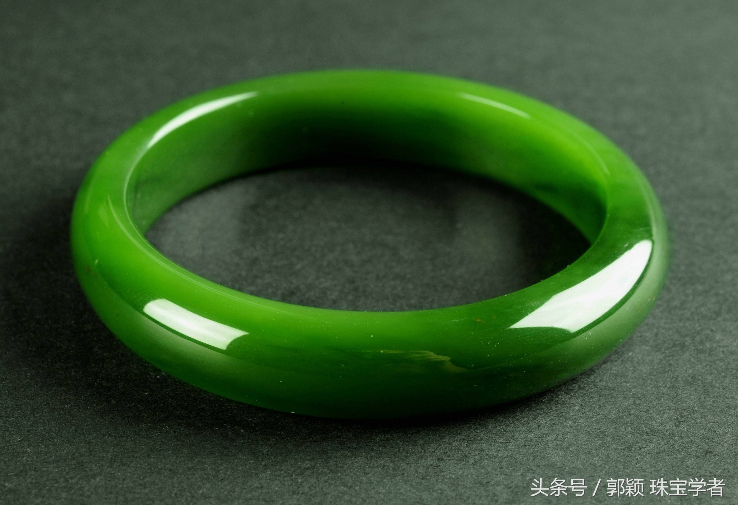 玉镯是当之无愧的"玉中皇后",也是现代东方女性最喜爱的首饰之一,然而