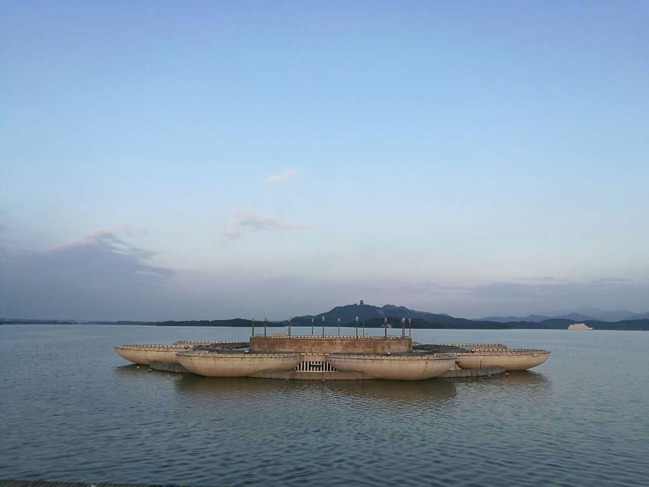 齊山平天湖景區位於池州市區以東2公里處,主要由平天湖和南岸的齊山