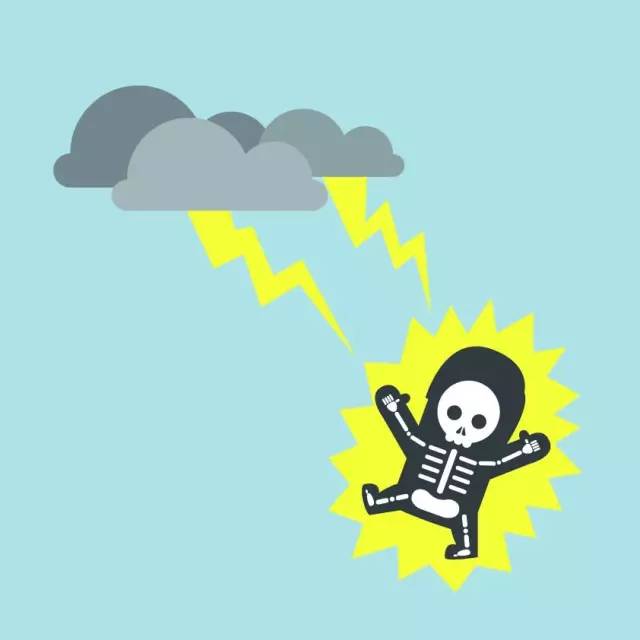 大连一位气象主播在雷雨天中出镜播报时,被雷电击中,好在有惊无险