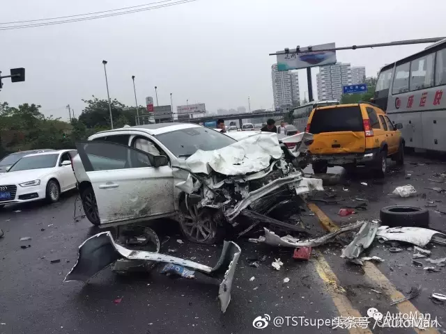 被沃尔沃撞烂的荣威350 招谁惹谁了？
