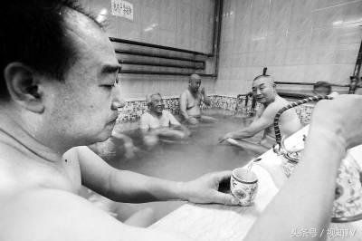 北方人在澡堂子里洗澡是不爱卫生？南方人都看不下去！
