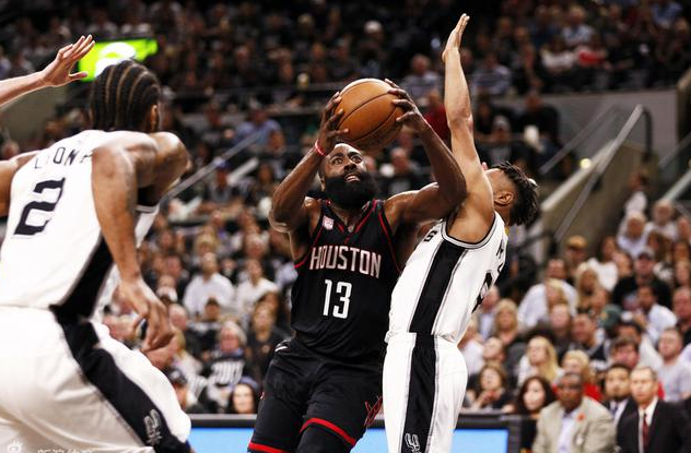 nba前排的空位置为什么(火箭两节打光马刺前排球迷，比赛一半没打完人都走没了！)