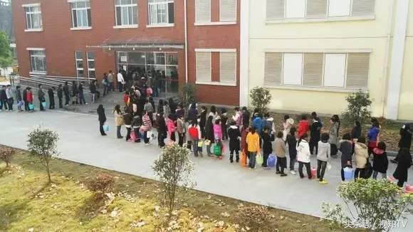 北方人在澡堂子里洗澡是不爱卫生？南方人都看不下去！