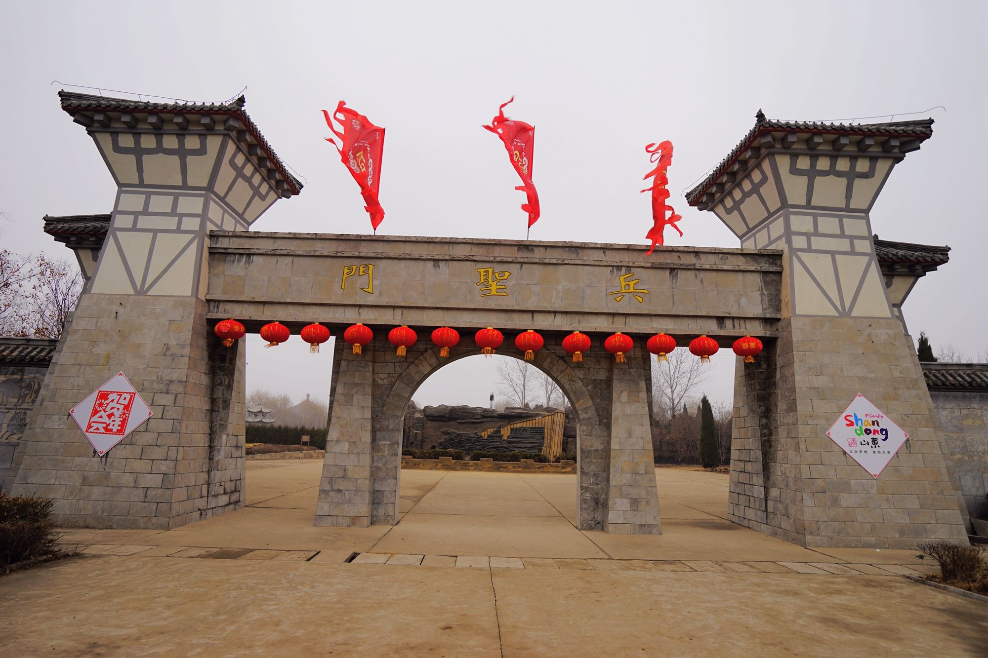 孙膑旅游城曹州牡丹园位于山东省菏泽市牡丹区牡丹办事处,紧靠220国道