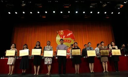 青春成都：我的青春我的团 表彰先进树典型 宣誓立志勇担当