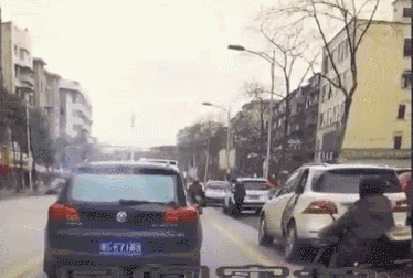各种惨烈车祸动图，一个比一个会玩，这样开车就是急着去地狱