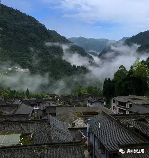 在都江堰，于碧屋中，见山观山，享岁月静好！