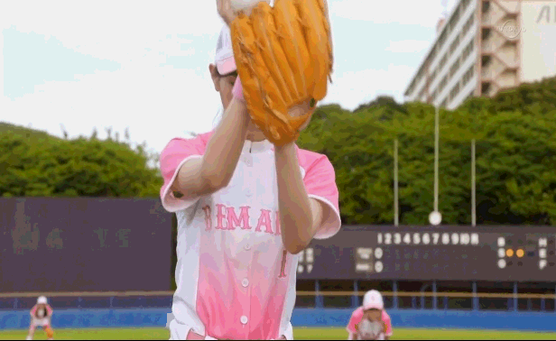 日本少女热血棒球gif  女团棒球开球图片