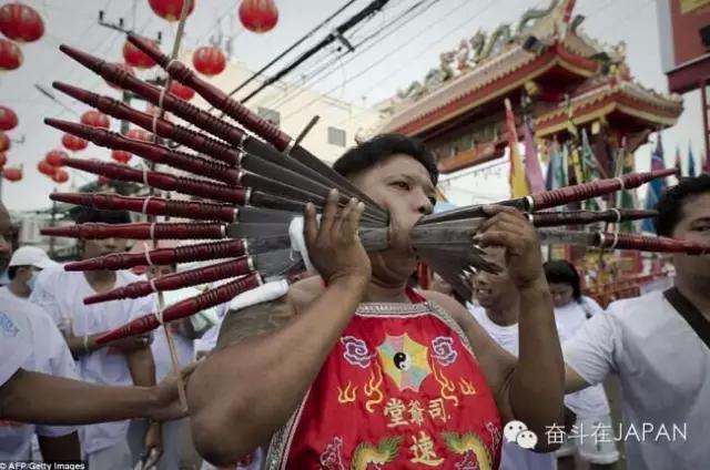 彝族摸奶节(这么污的传统节日，除了日本“裸体节”居然还有这么多 ！)