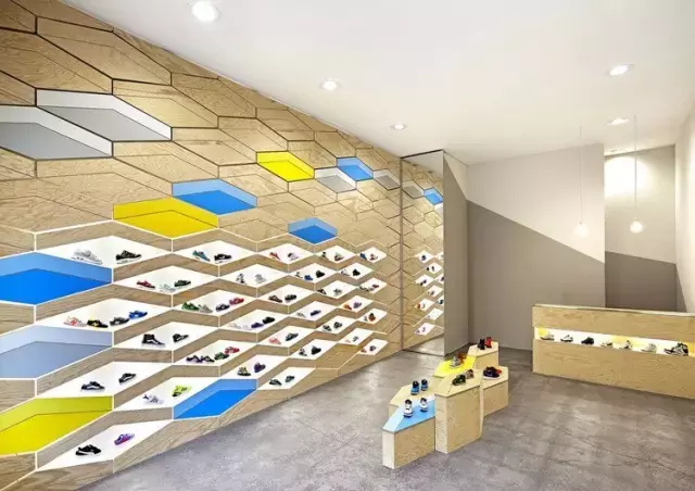 室内|适应小顾客们的德国童鞋专卖店,96块菱形搭起来的趣味墙