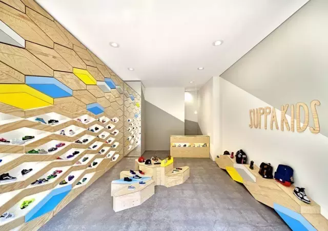 室内|适应小顾客们的德国童鞋专卖店,96块菱形搭起来的趣味墙