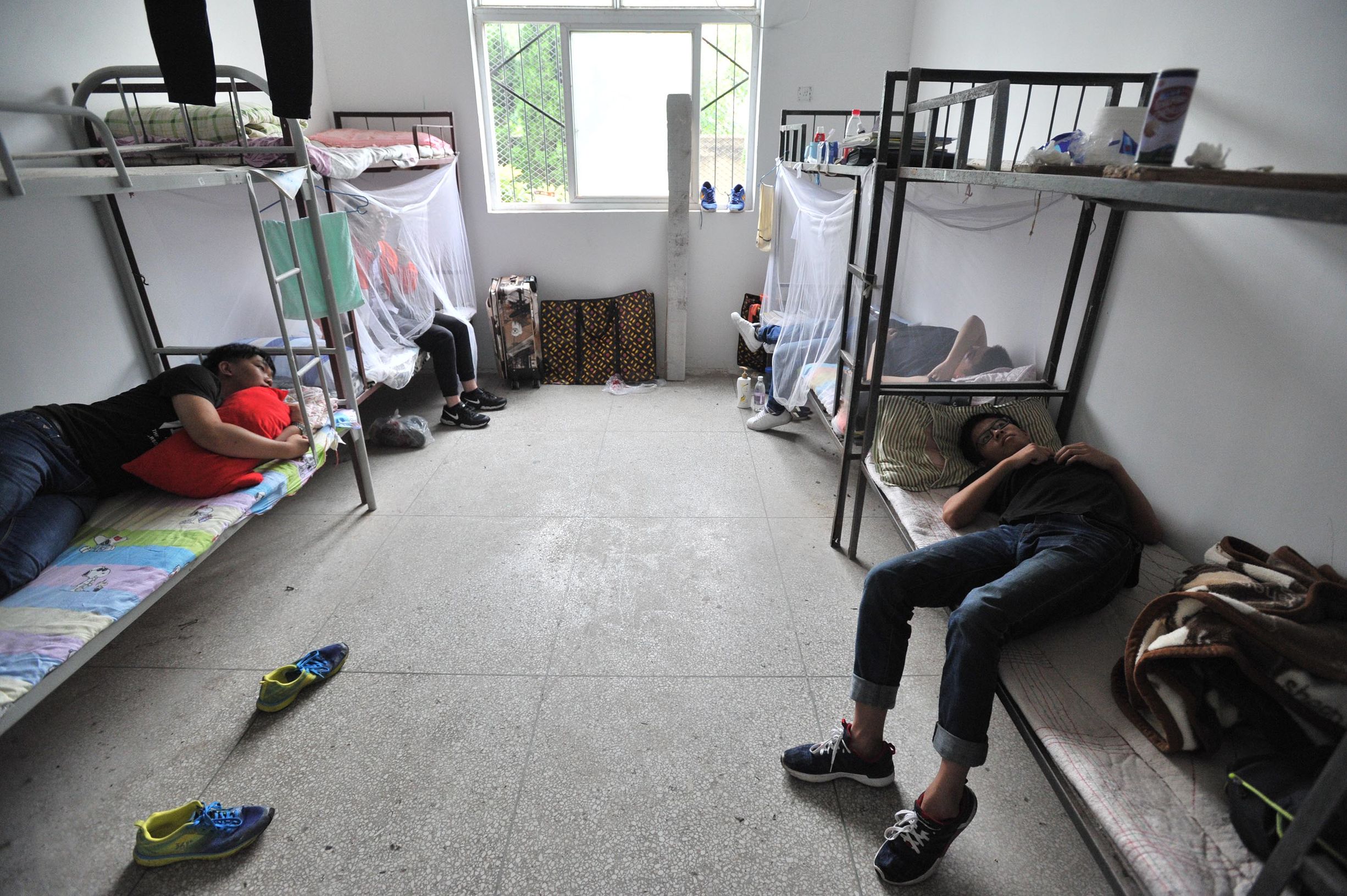 黄陂这所中学是武汉最大高考考场，1885名考生同吃同住