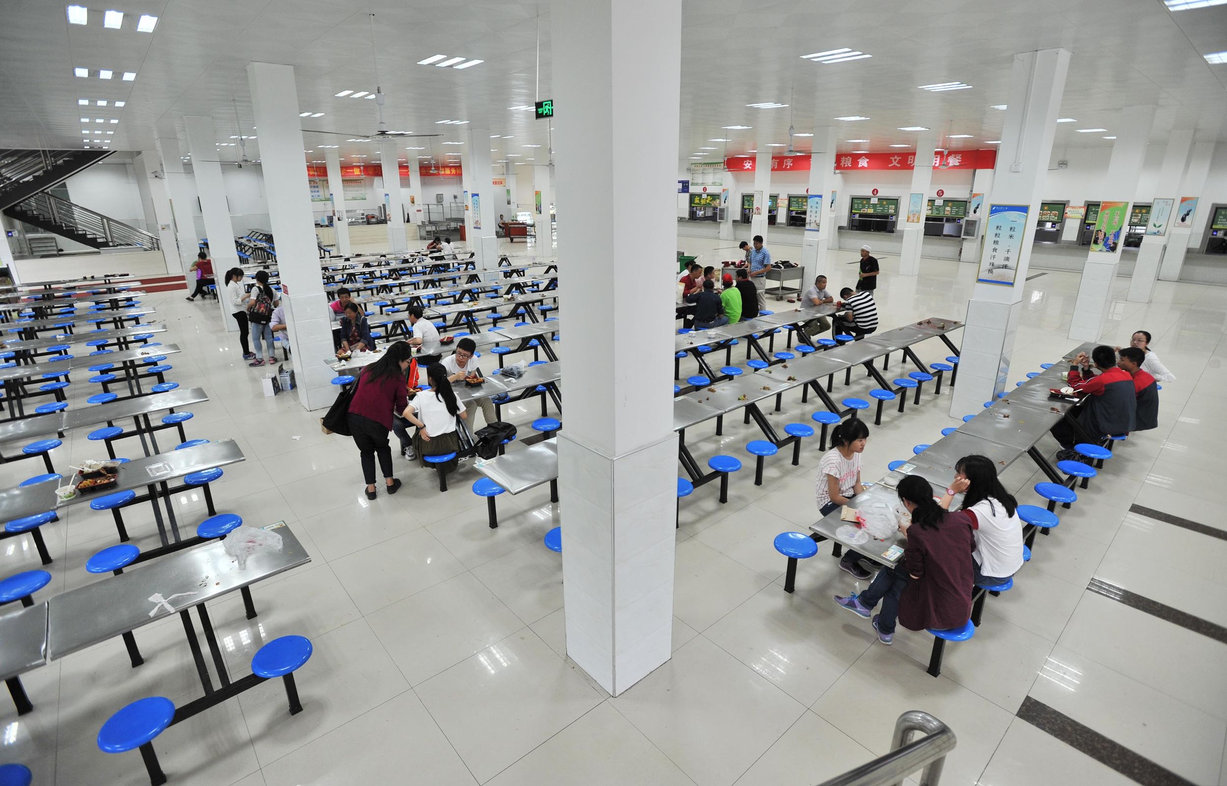 黄陂这所中学是武汉最大高考考场，1885名考生同吃同住