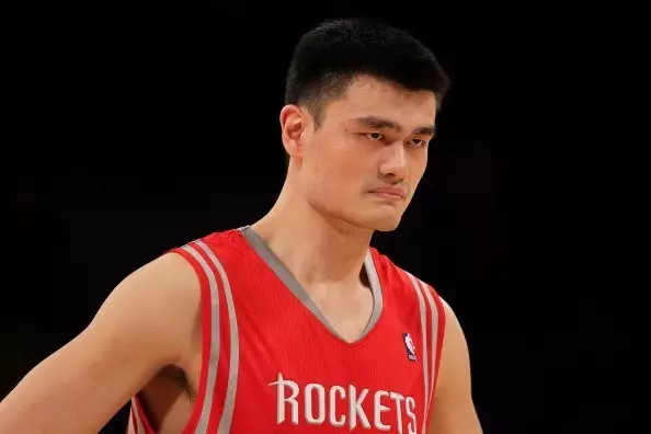 nba为什么有人喜欢看(处于四大联盟劣势的NBA在海外为什么大受欢迎？)