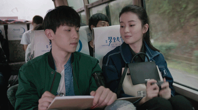 《欢乐颂2》中关关背的包包品牌揭秘：时尚单品背后的潮流密码