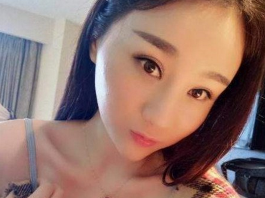 沈曼YY账号被封，与黄立成等艺人齐跳《咖喱咖喱》救场。