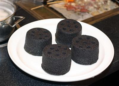 煤球蛋糕(餐厅蜂窝煤蛋糕人气爆棚 教你diy煤球蛋糕的做法) - 趣味