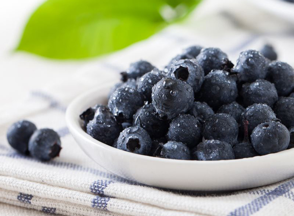 宝宝蓝莓跟什么水果搭配榨汁好(蓝莓和什么榨汁好喝 糖尿病人可以吃蓝莓吗)