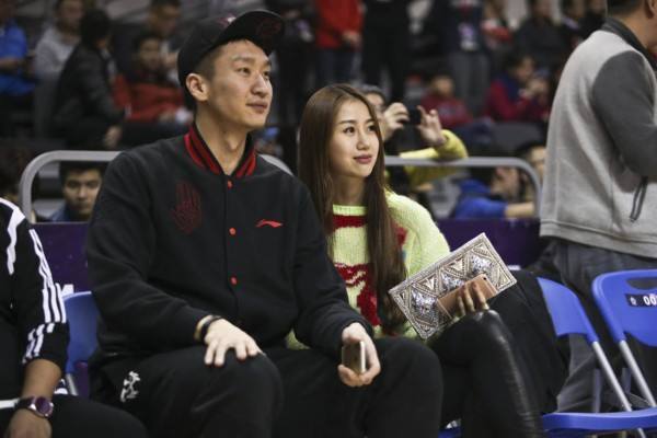 孙悦为什么打不出nba名堂(曾经前途无量的孙悦，却被娇妻给毁掉生涯，被亿万网友喷)