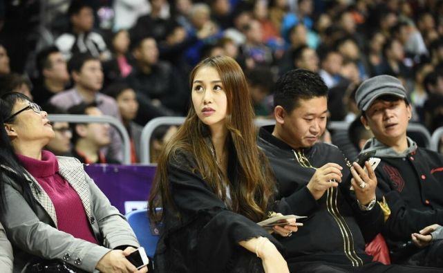 孙悦为什么打不出nba名堂(曾经前途无量的孙悦，却被娇妻给毁掉生涯，被亿万网友喷)