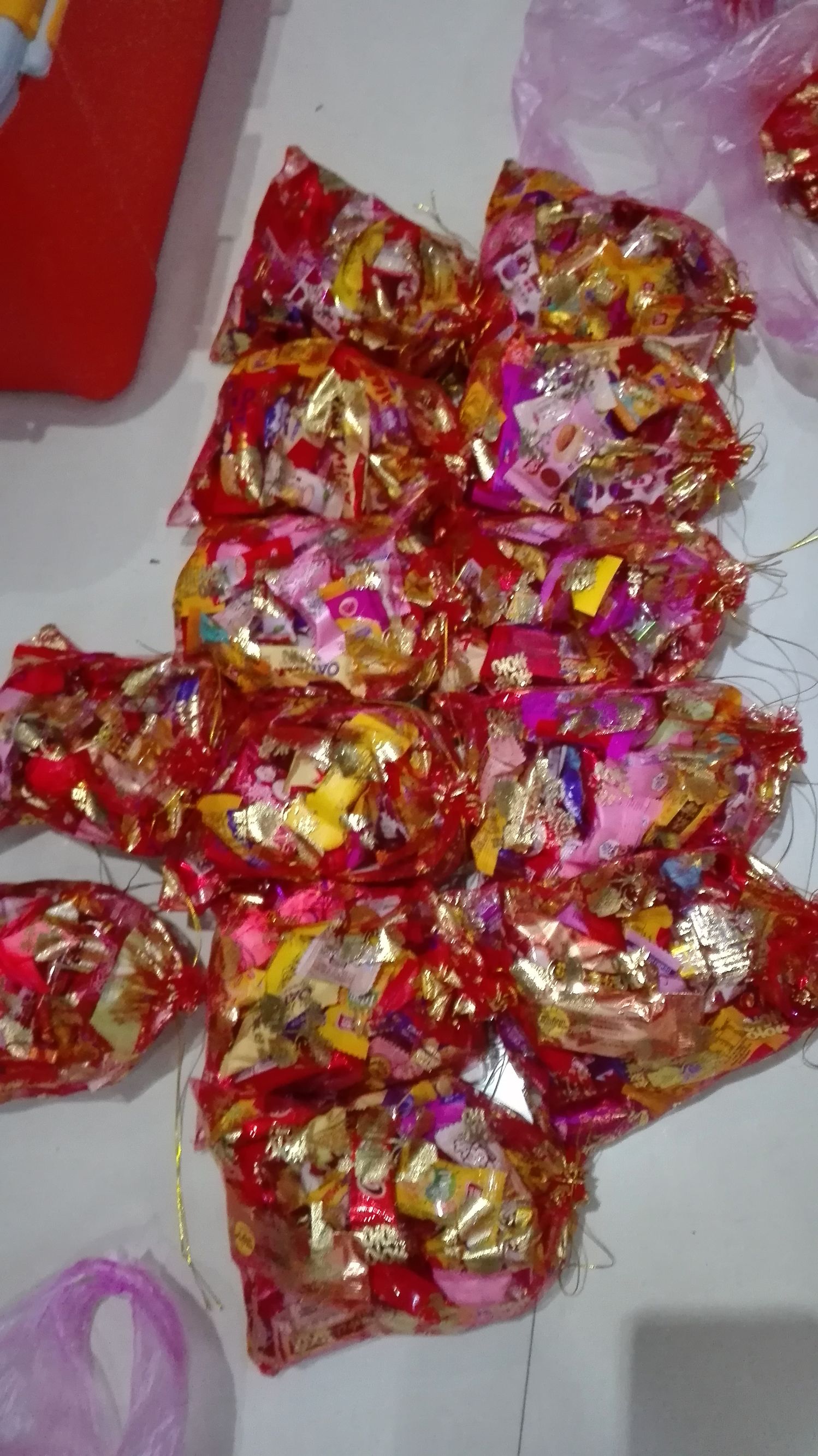 订婚拿什么礼品合适（订婚聘礼八件礼品）