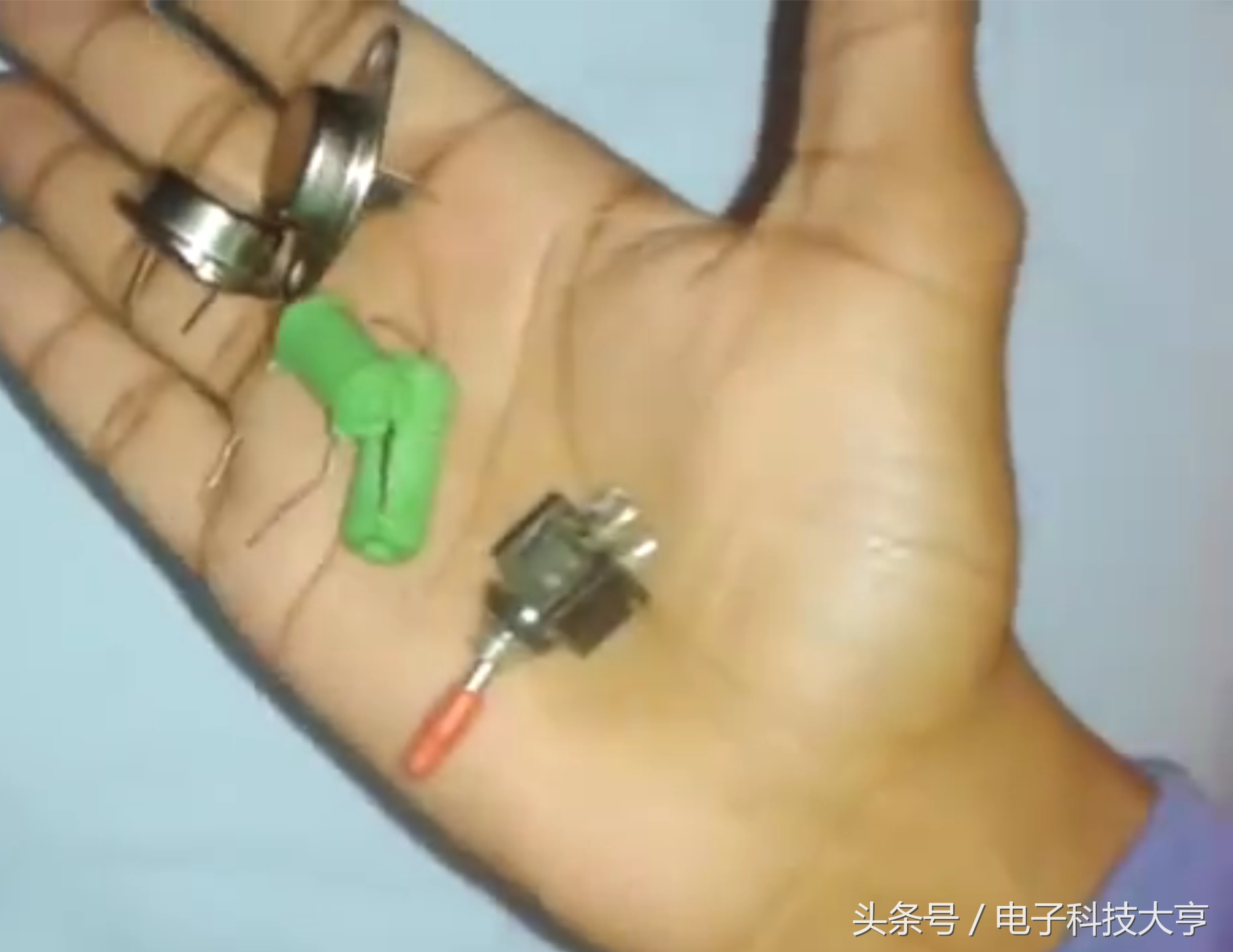 教你做个12V转220V的逆变器，电路简单使用元件最少。