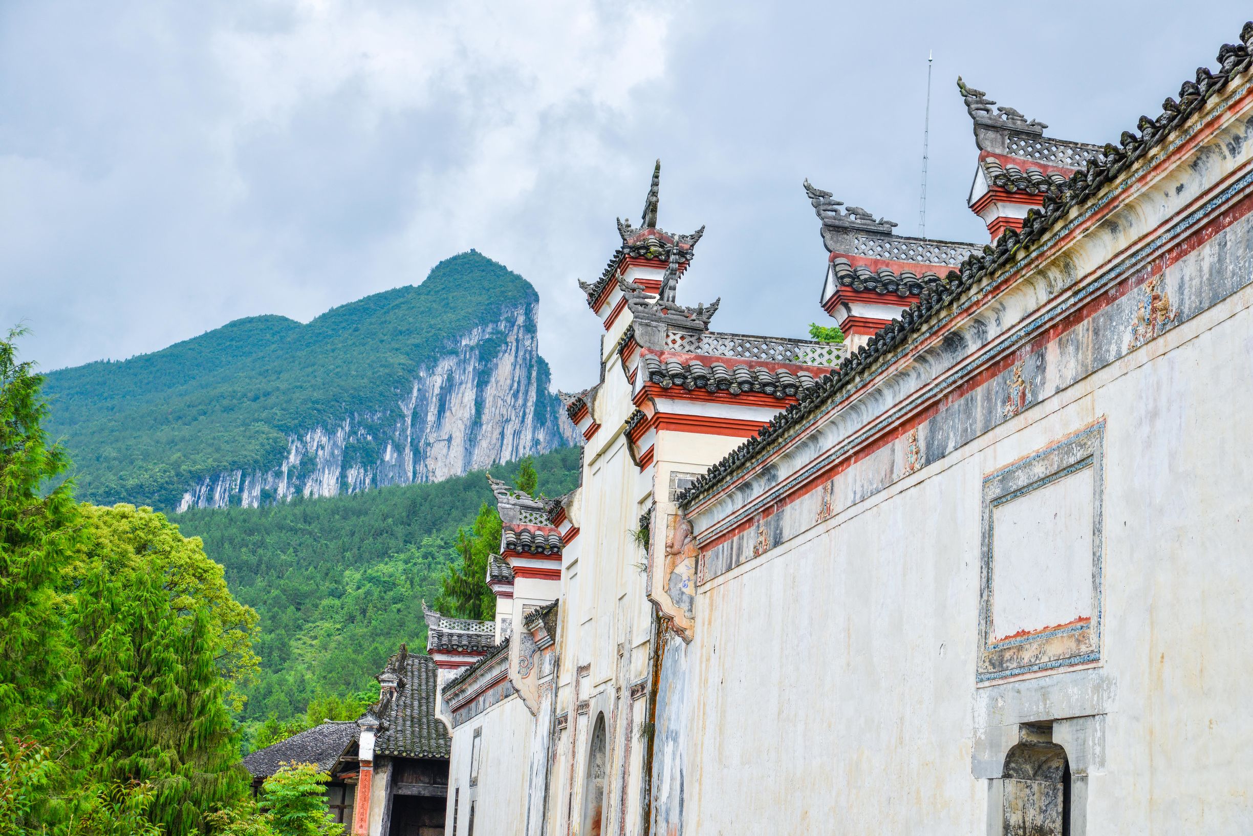 群坐落于利川市柏杨坝镇的群山之中,集西方建筑与土家建筑特色于一体