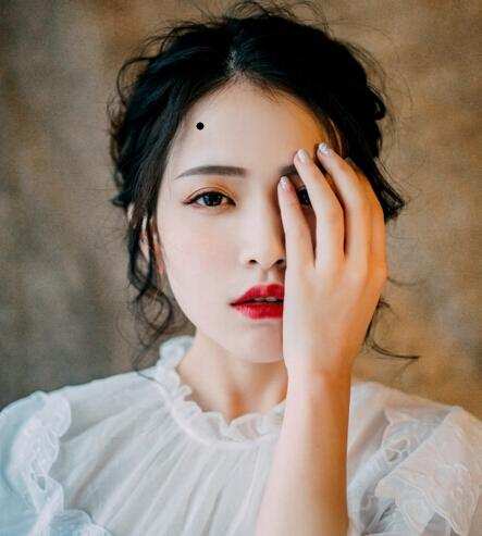 额头右边上方有痣的女人好不好吗 额头左边有痣的女人面相解析_达一