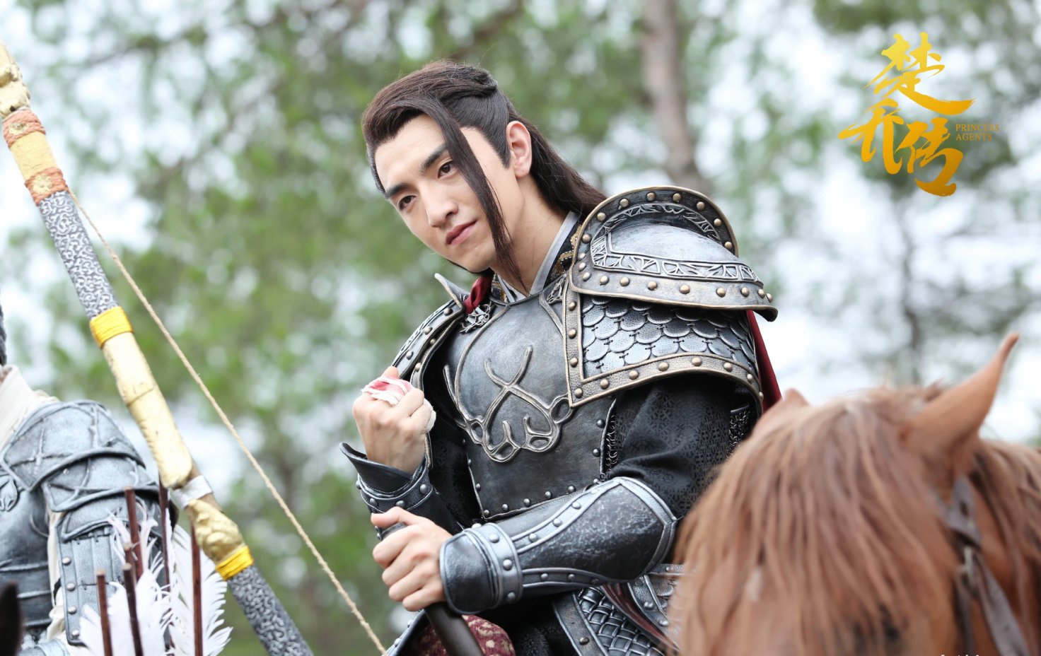 但是在《锦绣未央》中饰演的叱云南是武艺高强,叱咤风云的大将军,而到